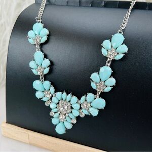 Beautiful vintage Silvertone blue with clear bling costume statement necklace